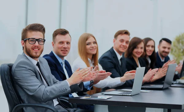 Foto de gente de negocios feliz aplaudiendo en conferencia . —  Fotos de Stock