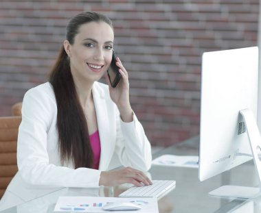 onun işyerinde kadın Yardımcısı