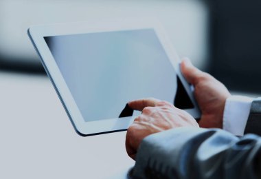 Dijital tablet tutan adam.