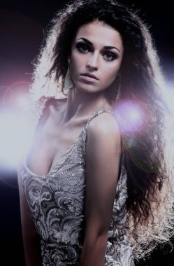 Genç dans eden kadın, arka plan üzerinde yanıp söner.