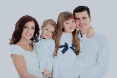 Beyaz arka planda izole edilmiş aile.