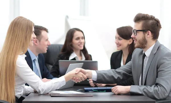 Händedruck zwischen einer Geschäftsfrau und einem Geschäftsmann — Stockfoto