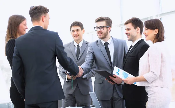 Välkommen och handslag av affärspartners på informationsmötet — Stockfoto