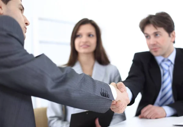 Parceiros de negócios handshake no local de trabalho — Fotografia de Stock