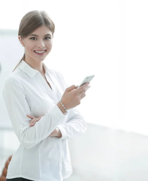Zbliżenie portret młody biznes Kobieta, patrząc na telefon komórkowy — Zdjęcie stockowe