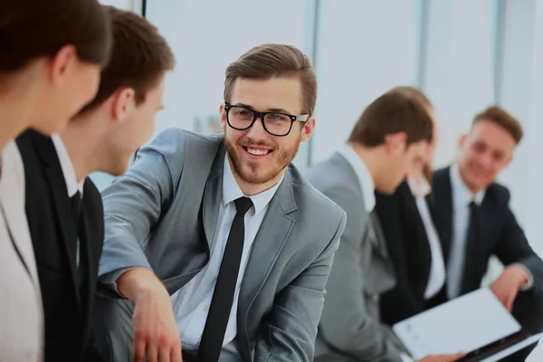 Equipo de negocios que tiene reunión informal en la oficina — Foto de Stock