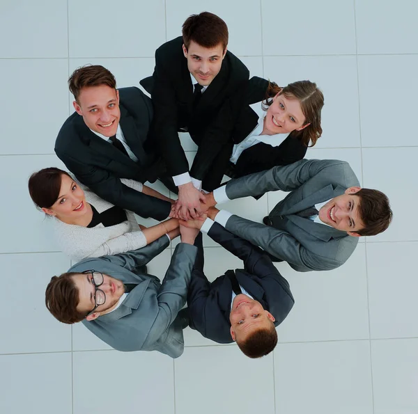 Vista superior de la gente de negocios con las manos juntas en un círculo . —  Fotos de Stock