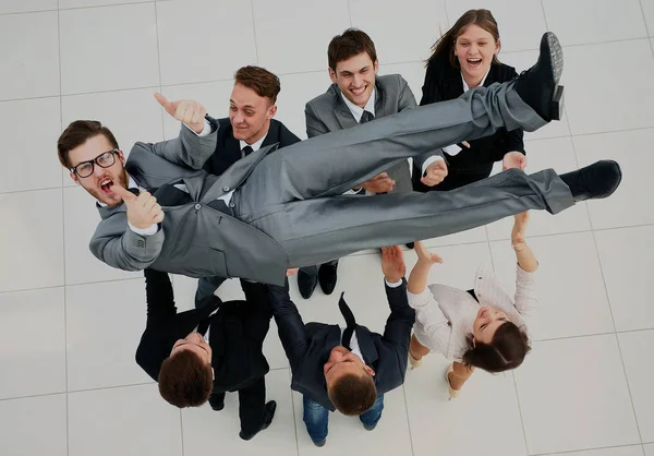 Squadra d'affari che lancia il suo collega. vista dall'alto . — Foto Stock