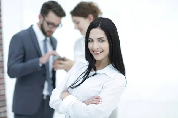 Close-up de uma bela mulher gerente e colegas de trabalho no escritório — Fotografia de Stock