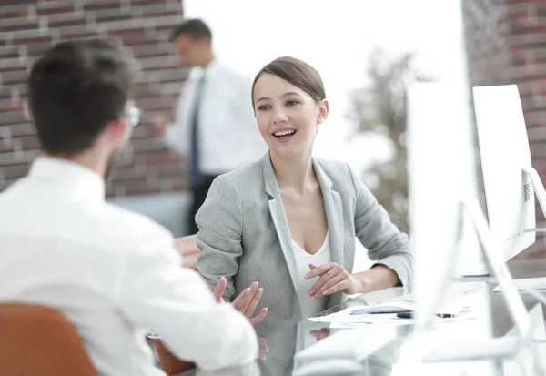 Geschäftsfrau im Gespräch mit einem Kunden — Stockfoto