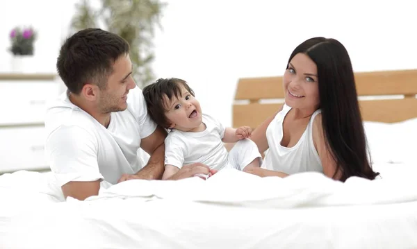 Een jong gezin met jonge kinderen naar bed in de slaapkamer — Stockfoto