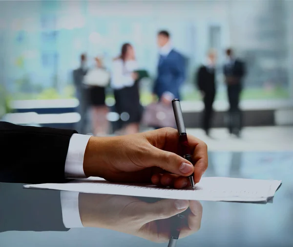 Empresário está assinando um contrato . — Fotografia de Stock