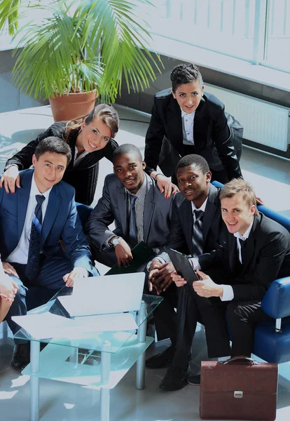 Tevreden trots op zakelijke team kijken camera en glimlachend in office. — Stockfoto