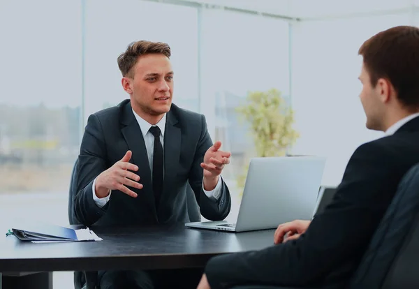 Gente de negocios feliz hablando en la reunión en la oficina . — Foto de Stock