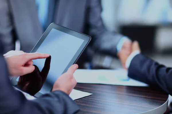 Man met digitale tablet. — Stockfoto