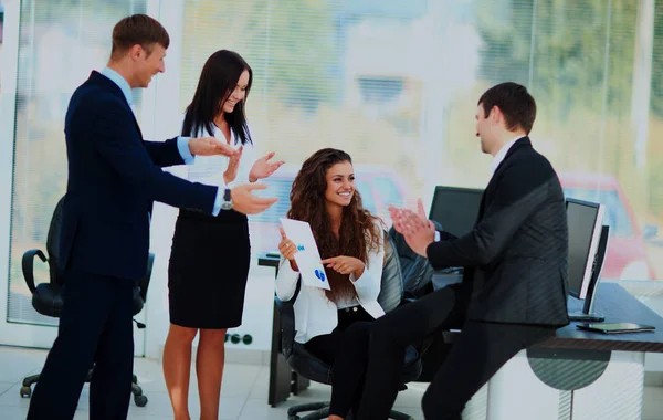 Jóvenes empresarios aplaudiendo a una colega . — Foto de Stock