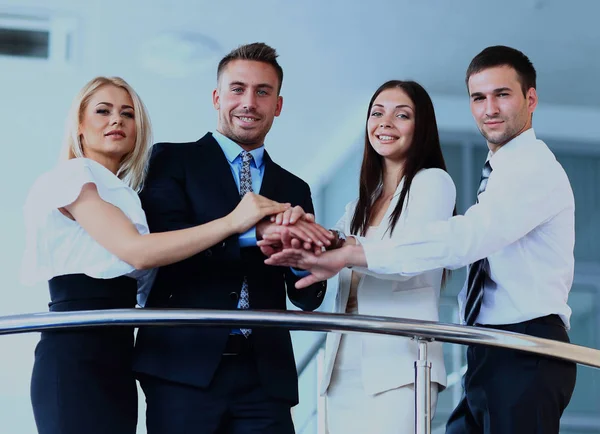 Retrato del grupo empresarial positivo de pie en las escaleras del edificio moderno . —  Fotos de Stock