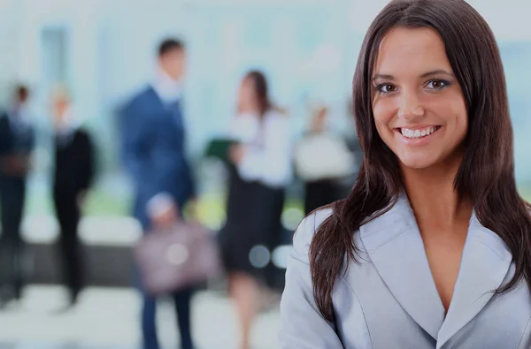 Jonge zakenvrouw en haar collega 's. — Stockfoto