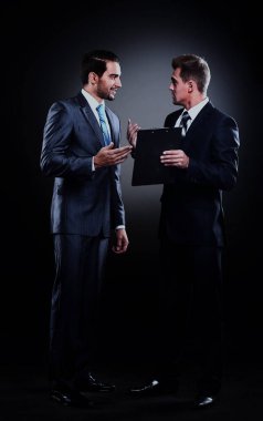 tartışırken, siyah arka plan üzerinde izole iki iş adamları.