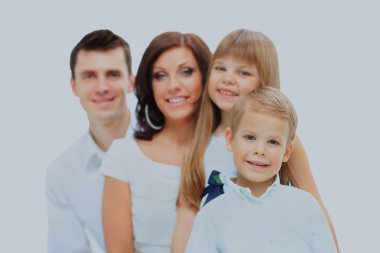 ön planda gülümseyen oğluyla mutlu bir aile görüntüsü.