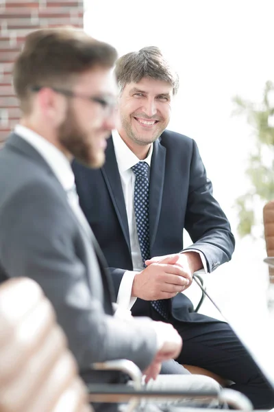 Nahaufnahme eines leitenden Managers im Gespräch mit einem Kollegen. — Stockfoto