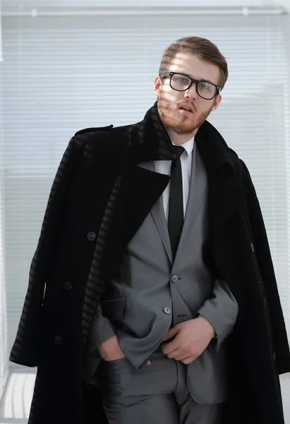 Fekete kabát komoly üzletember portréja — Stock Fotó