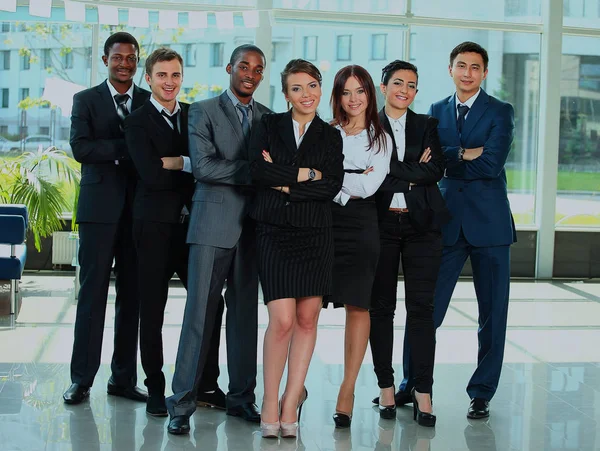 Geschäftsteam in einer Reihe, die in die Kamera lächelt. — Stockfoto