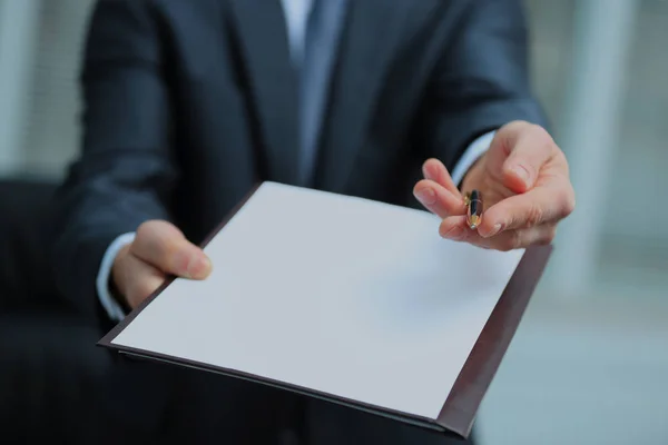 Uomo d'affari che dà penna per la tua firma negli appunti — Foto Stock