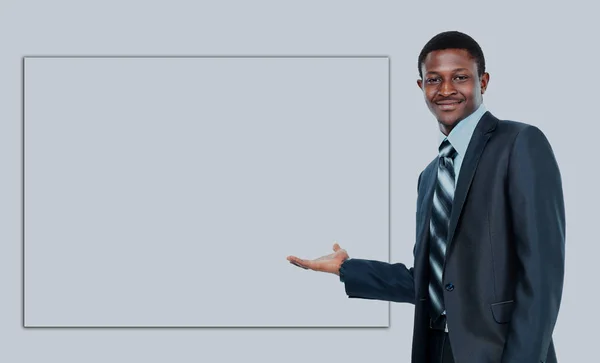 Africano americano homem de negócios mostrando tabuleta em branco, isolado sobre fundo branco . — Fotografia de Stock