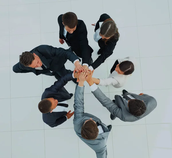 Visão superior dos empresários com as mãos juntas em um círculo . — Fotografia de Stock