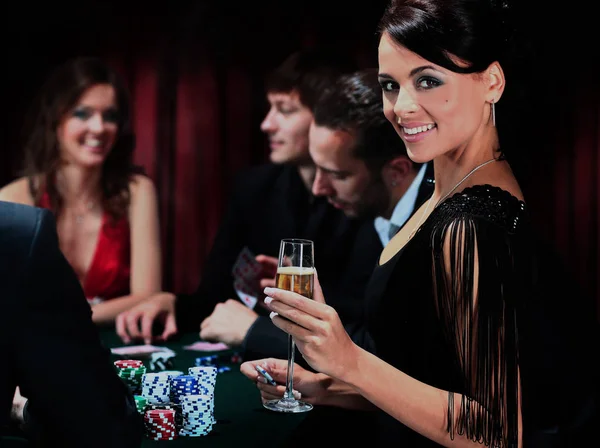 Poker gracze siedzący przy stole w kasynie — Zdjęcie stockowe