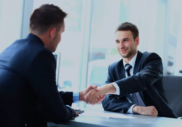Uomo d'affari stringendo la mano per siglare un accordo con il suo partner. — Foto Stock