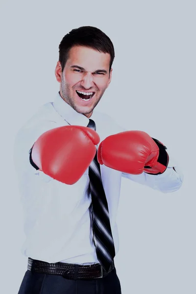 Zakenman klaar om te vechten met bokshandschoenen - geïsoleerd op witte achtergrond. — Stockfoto