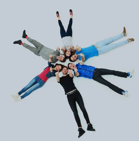 Jovens deitados, gesticulando sinal de dedo para cima . — Fotografia de Stock