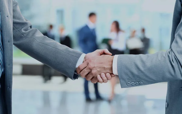 Close up of businessmen shaking hands. — Stock Photo, Image