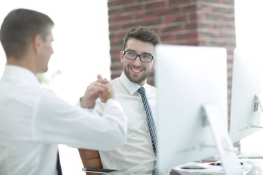 Modern bir ofiste el sıkışma müdürü ve müşterisi