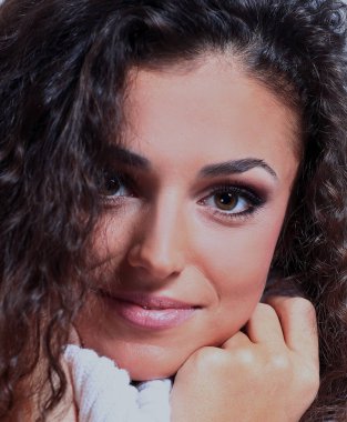 Beyaz kış giyim, güzel, saf genç kadının portresi.