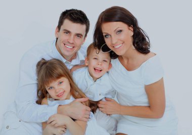 Aile ile çocuk gülüyor.