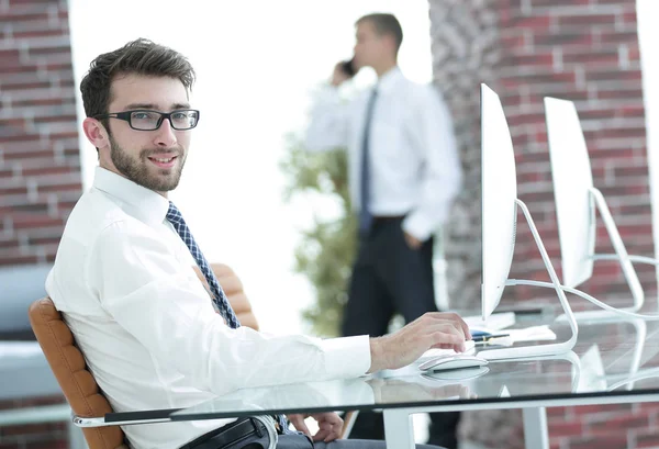 Portrait d'un homme d'affaires prospère sur le lieu de travail — Photo