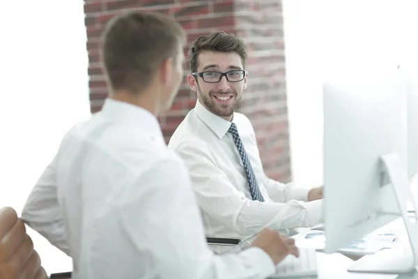 Employés de bureau travaillent sur l'ordinateur — Photo