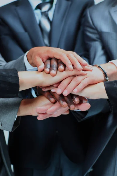 Retrato de primer plano de un grupo de empresarios con las manos juntas . —  Fotos de Stock