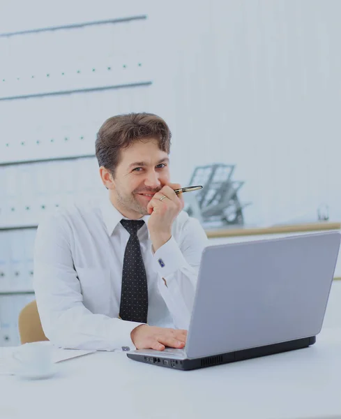 Primo piano del dipendente in ufficio che lavora sul computer portatile . — Foto Stock