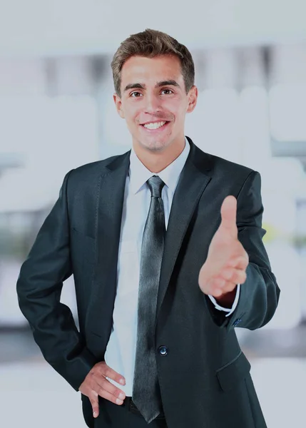 Ευτυχής χαμογελαστοί επιχειρηματίας, δίνοντας το χέρι για χειραψία. — Φωτογραφία Αρχείου