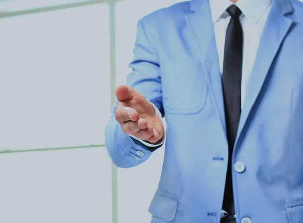 Un hombre de negocios con la mano abierta listo para cerrar un trato. — Foto de Stock