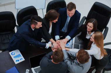 kendi elleriyle birlik birlikte gösterilen iş takım.