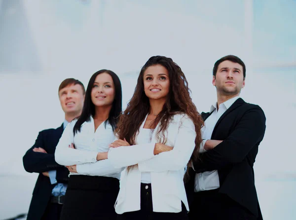 Les jeunes gens d'affaires souriants ont l'air confiants . — Photo