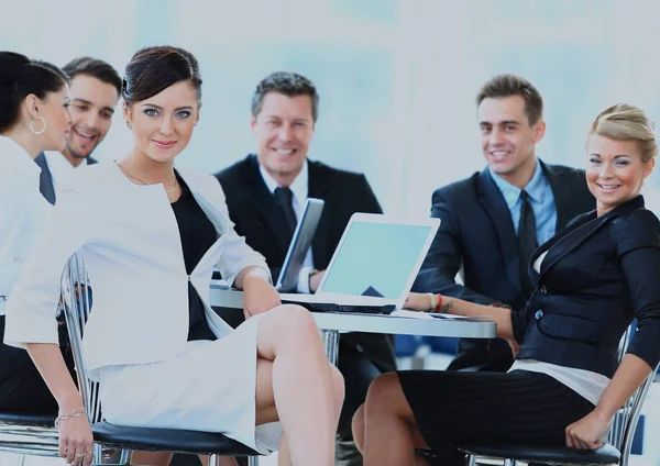 Portret van een schattig zakenvrouw glimlachend met collega 's. — Stockfoto