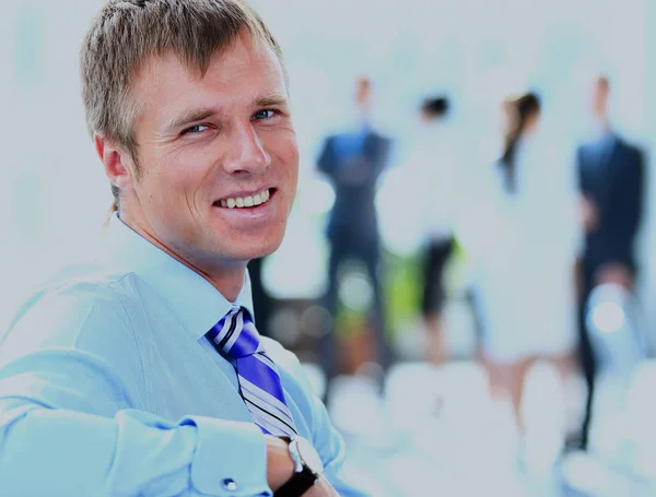 Retrato del joven empresario sonriente en la oficina . — Foto de Stock