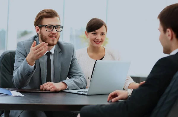 Gelukkig business mensen praten over bijeenkomst op kantoor — Stockfoto