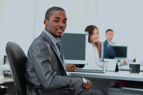 Портрет щасливого афроамериканського підприємця, який показує комп "ютерний ноутбук на посаді. — стокове фото